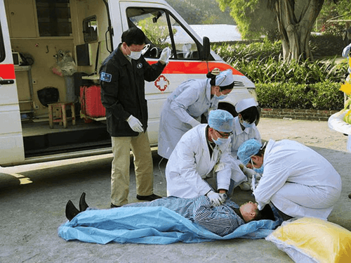 Picture of first aiders attending to a worker on the ground.